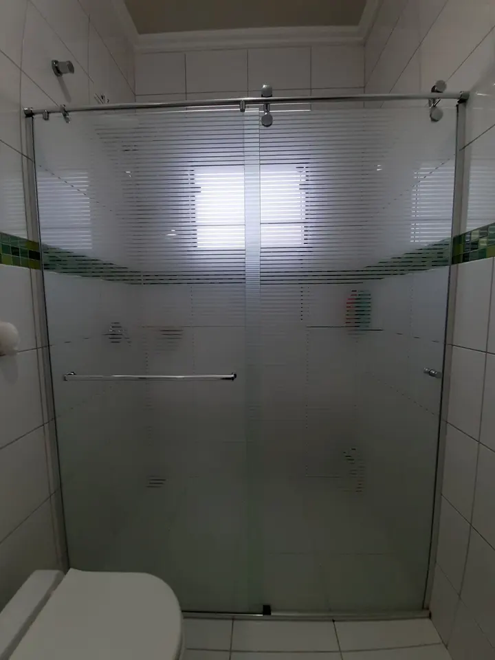 Box de banheiro com película jateada listrada