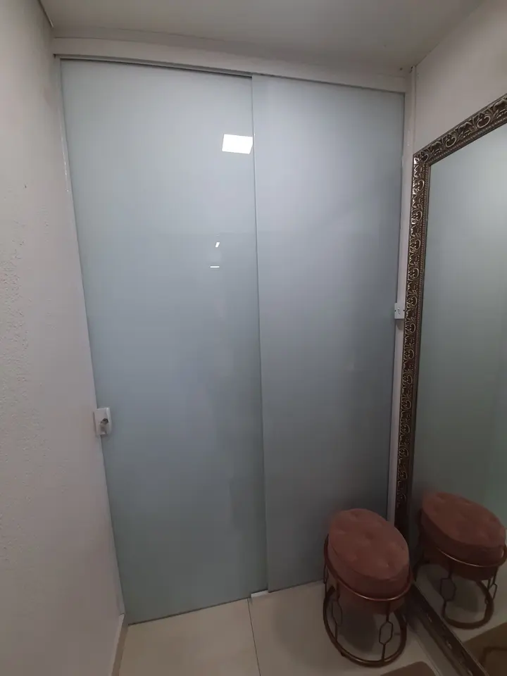 Portas de correr de vidro com película branca