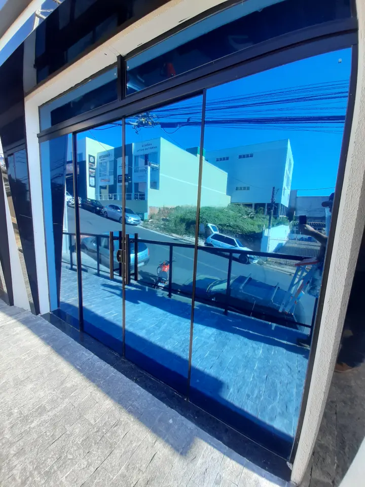 Fachada comercial com película espelhada azul