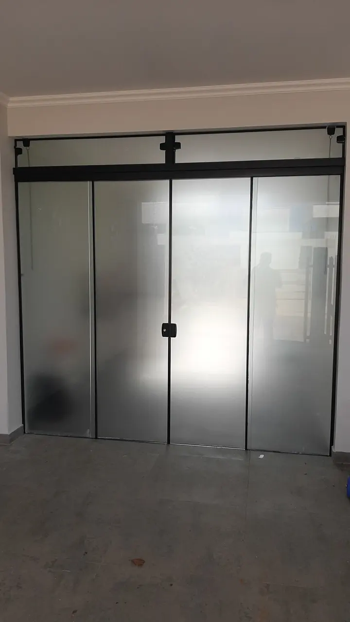 Portas de vidro com película jateada em ambiente comercial