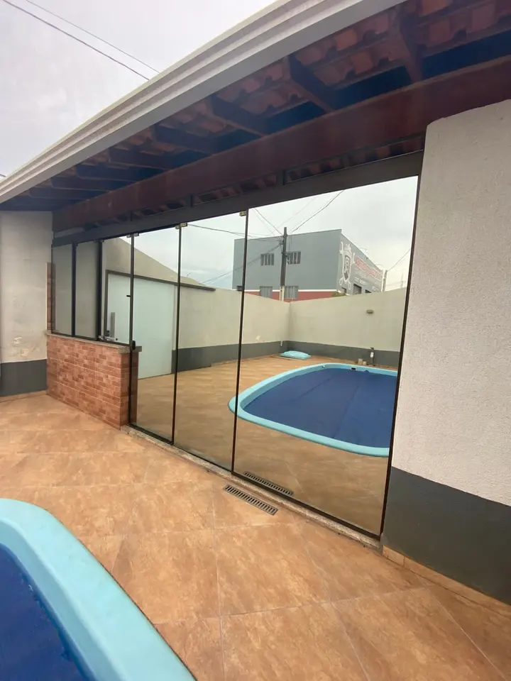 Vidros da área da piscina com película espelhada