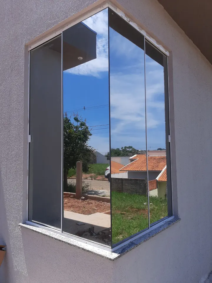 Janela de canto com película espelhada