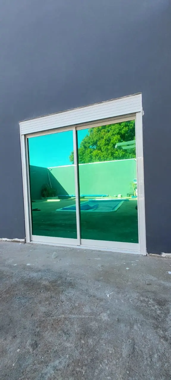 Janela com película espelhada verde