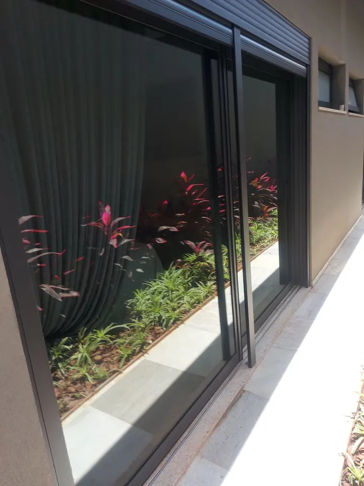 Fachada comercial com película de redução de calor
