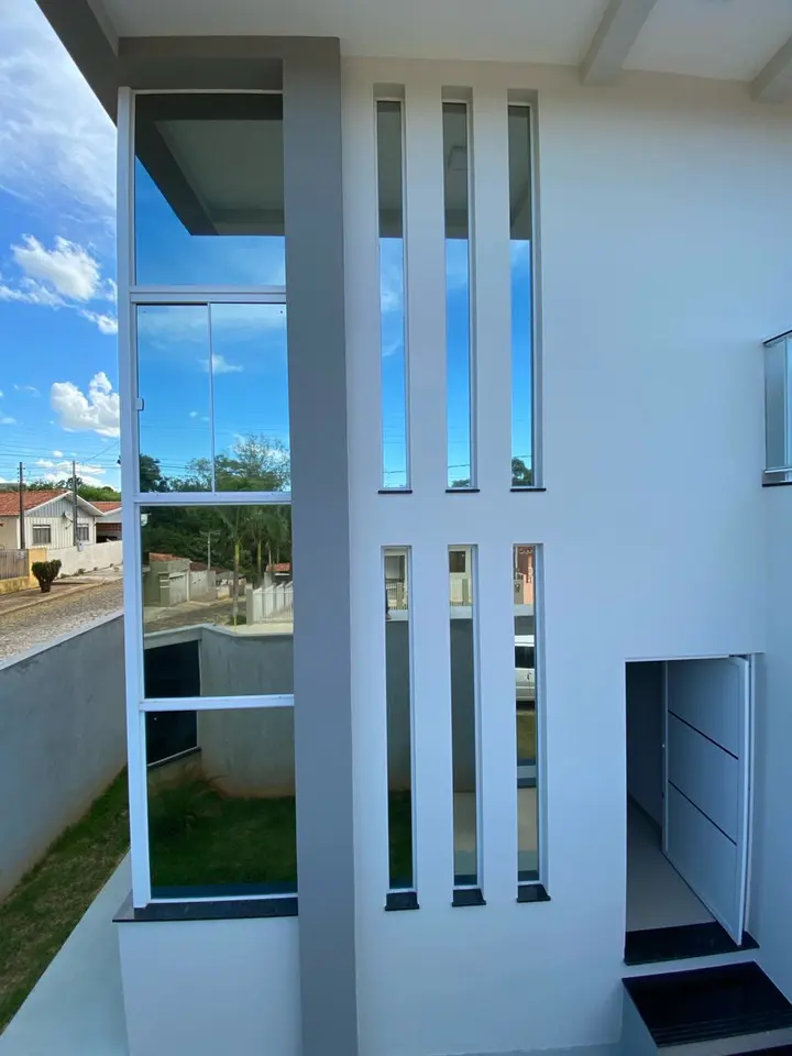 Janelas verticais de casa com película
