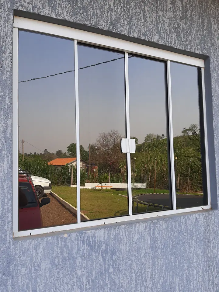 Janela com película semirrefletiva de controle solar