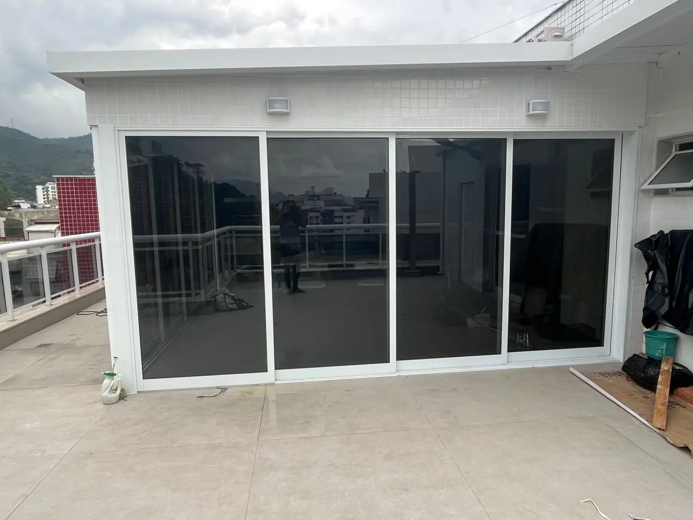 Película de privacidade e controle solar em área de lazer