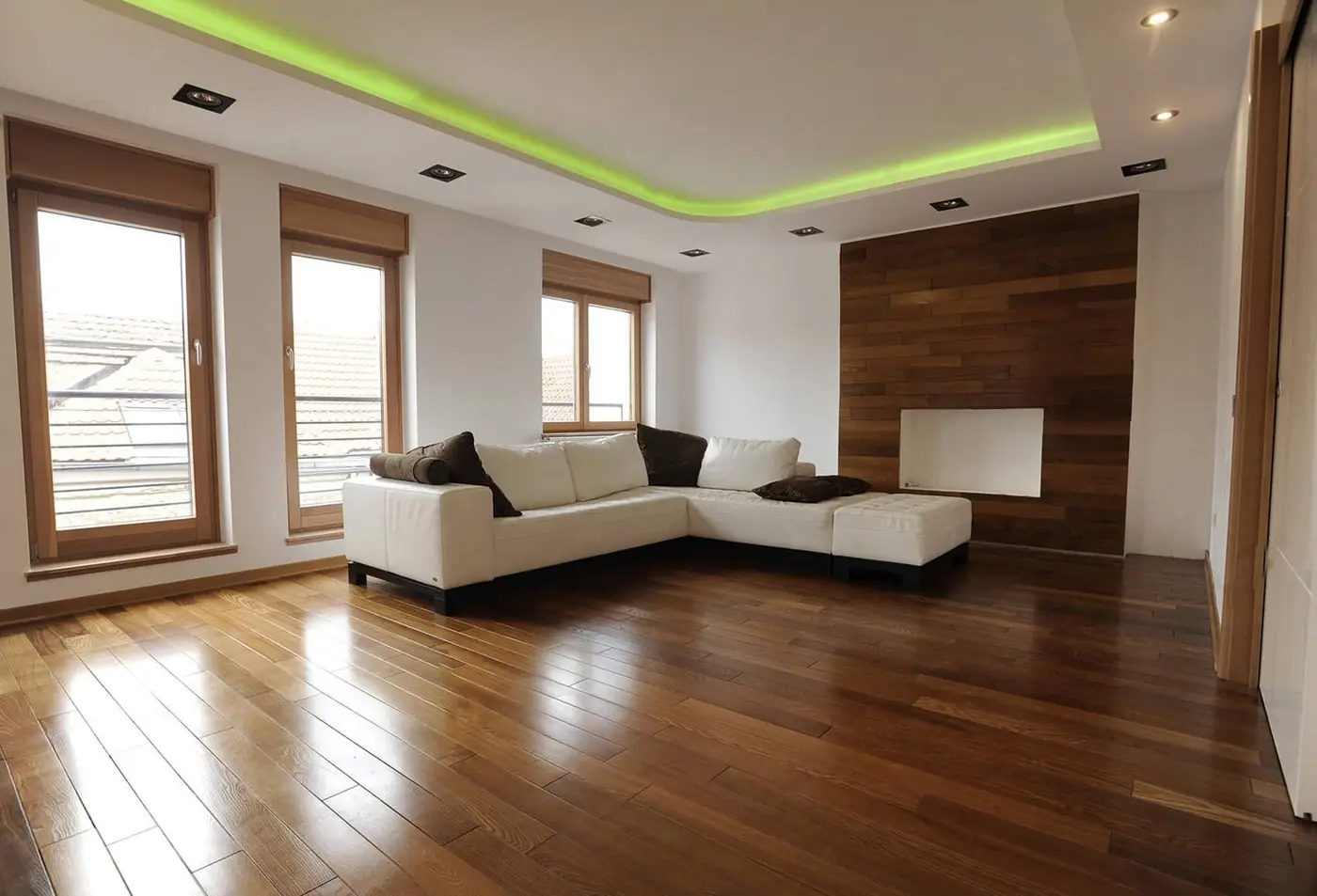 Sala com janelas amplas: película de arquitetura para residências