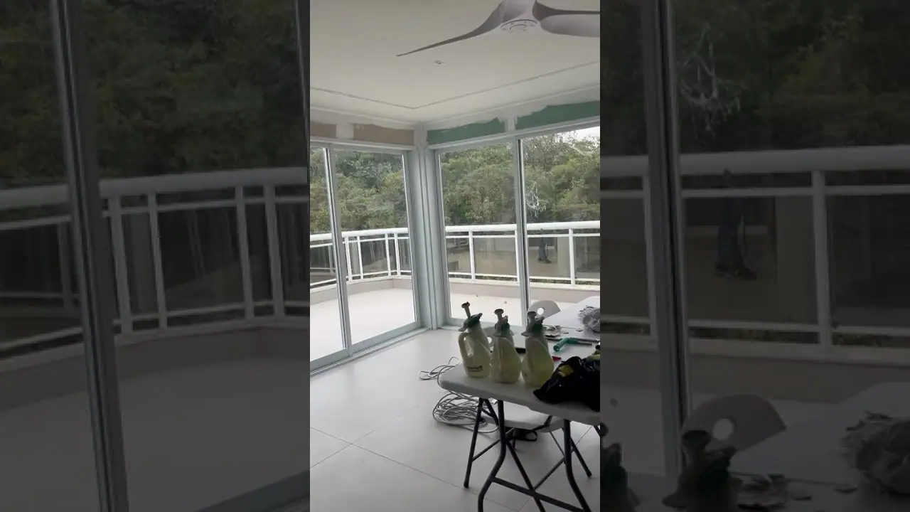 Película de privacidade e controle solar em área de lazer