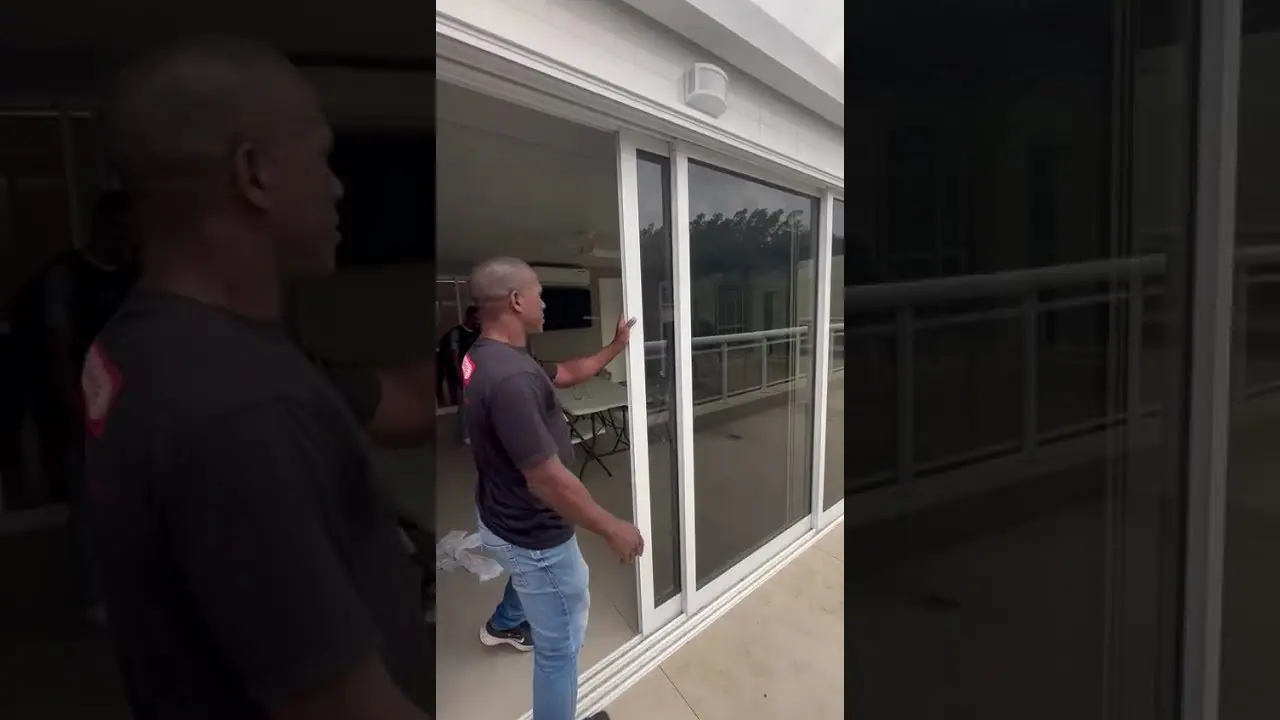 Película de privacidade e controle solar em área de lazer